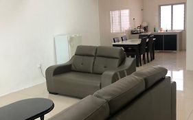 Golden Hill Double Storey Homestay At Night Market